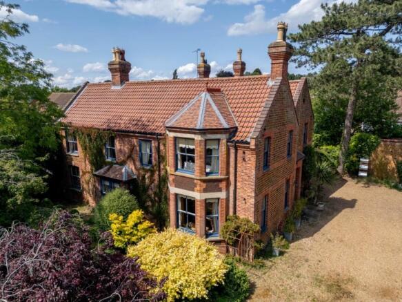 4 bed property, in Dersingham, £950,000