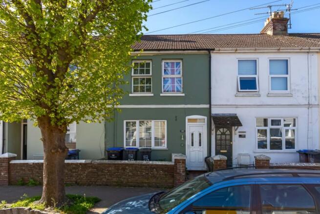 2 bed property, in Southfield Road, £350,000