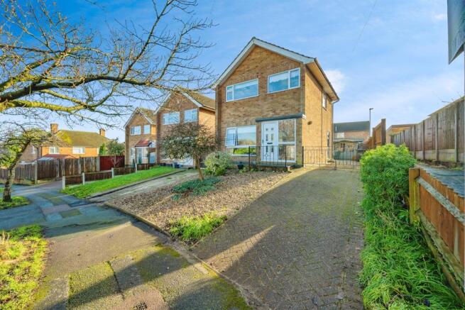 3 bed property, in Hillside Road, £240,000