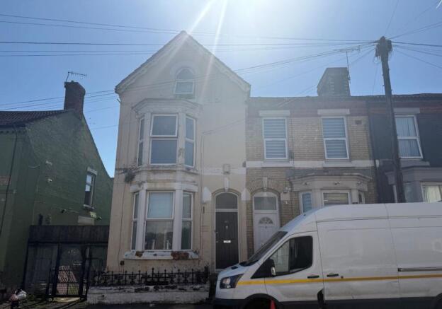 5 bed property, in 42 Castlewood Road, £150,000