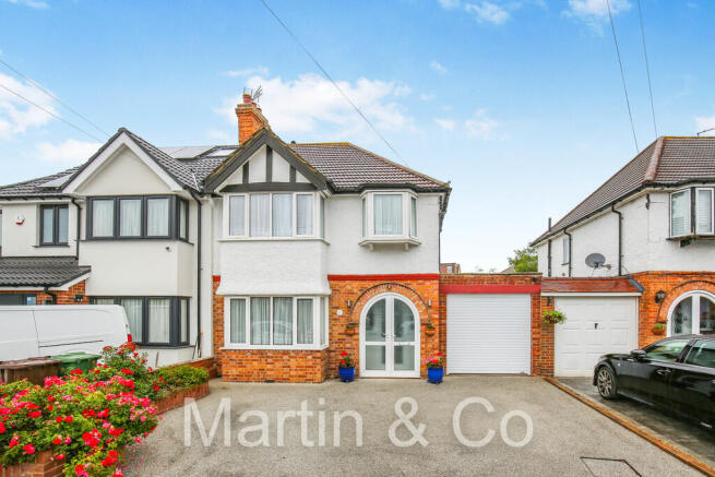 3 bed property, in Ash Road, £640,000