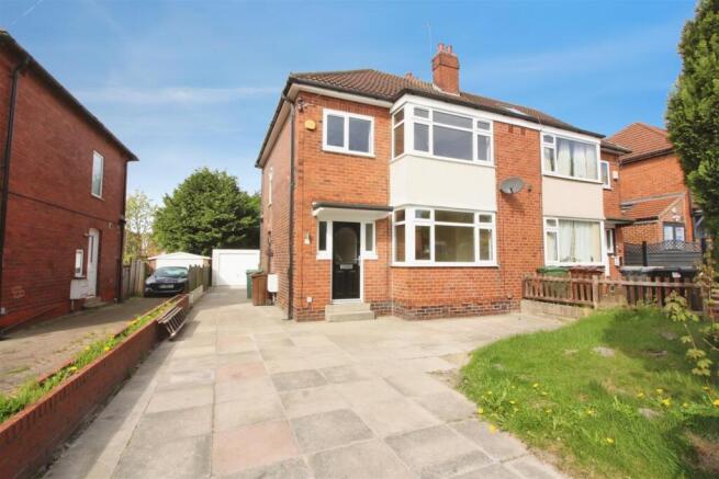 3 bed property, in Ring Road, £270,000