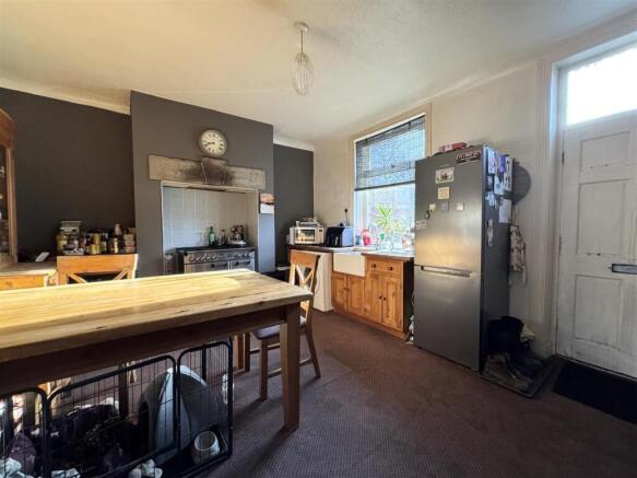 3 bed property, in Commercial Road, £225,000