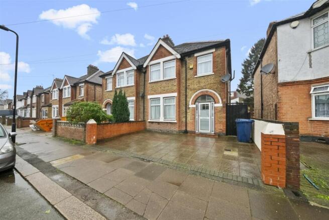 3 bed property, in Norwood Gardens, £565,000