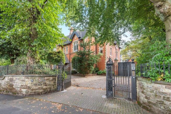 8 bed property, in Carpenter Road, £2,500,000