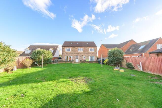5 bed property, in High Road, £425,000