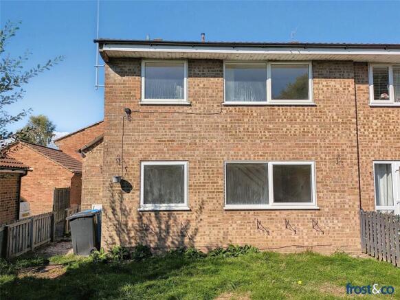 2 bed property, in 15 Aspen Gardens, £150,000