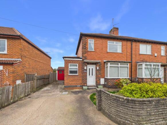 3 bed property, in Lodge Way, £270,000
