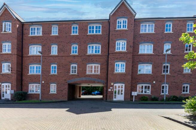 2 bed property, in Grosvenor Wharf Road, £107,500
