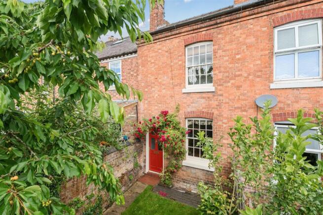2 bed property, in 112 Hereford Road, £180,000