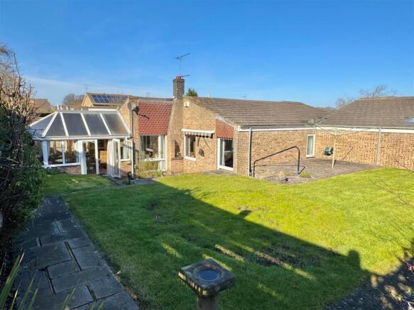 3 bed property, in Priory Close, £265,000