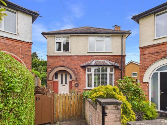 3 bed property, in Priory Crescent, £280,000