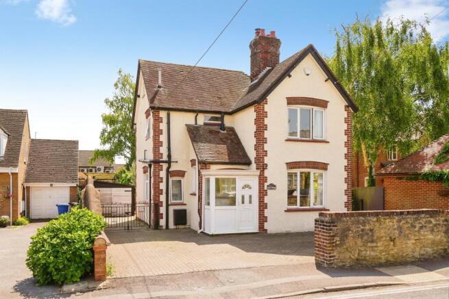 3 bed property, in Victoria Road, £625,000