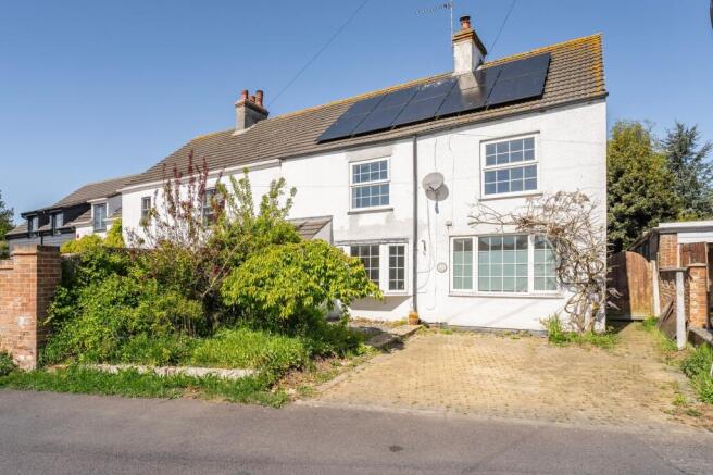 4 bed property, in Low Road, £300,000