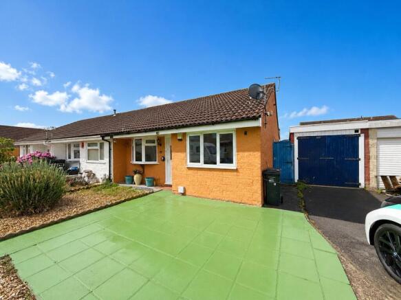 2 bed property, in Burnett Close, £220,000