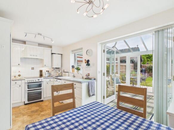 3 bed property, in Tudor Close, £450,000