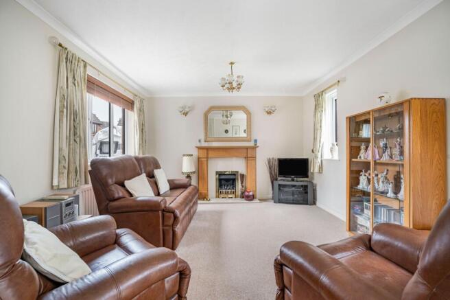 4 bed property, in Rawlings Close, £450,000