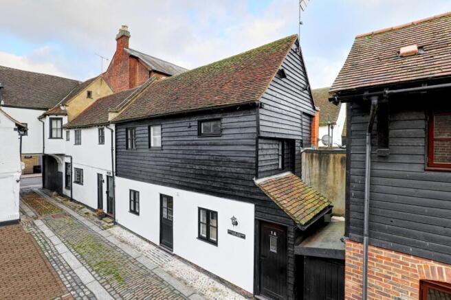 2 bed property, in High Street, £375,000