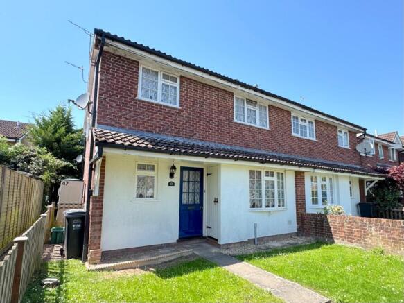 2 bed property, in Garstons Orchard, £220,000