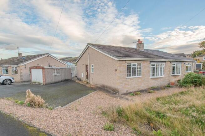 2 bed property, in 18 Aire Crescent, £219,500