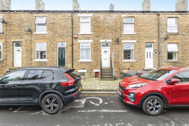 2 bed property, in Queen Street, £150,000
