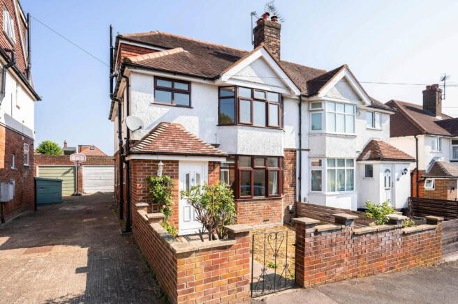 4 bed property, in Byrefield Road, £550,000