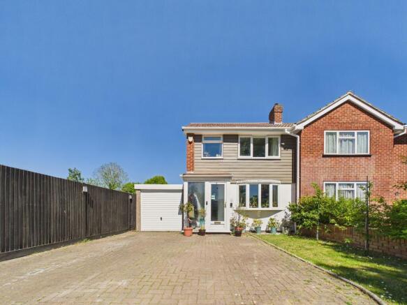 2 bed property, in Fullbrook Crescent, £400,000
