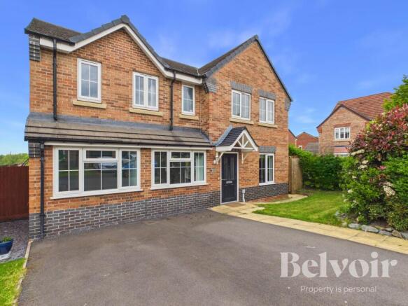 5 bed property, in Dove Close, £525,000
