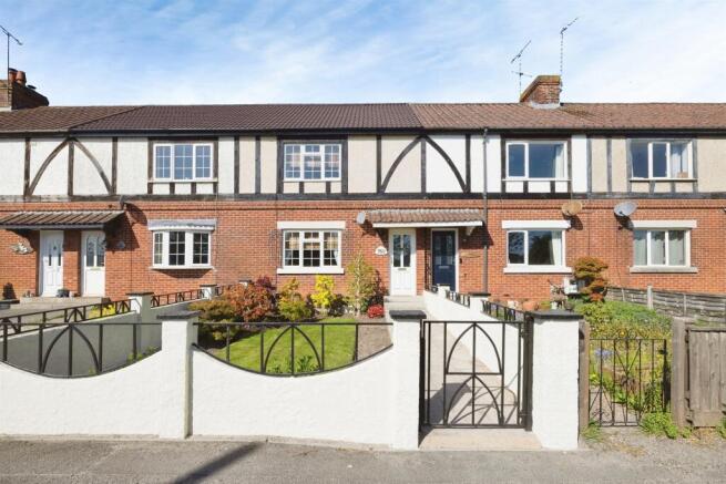 3 bed property, in Netheravon Road, £325,000