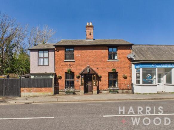 3 bed property, in Old Road, £270,000