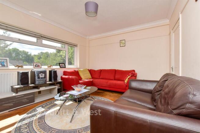 2 bed property, in Brighton Road, £220,000