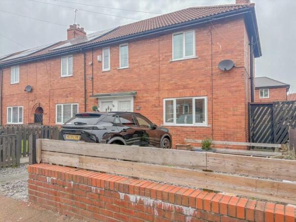 2 bed property, in Hendon Road, £100,000