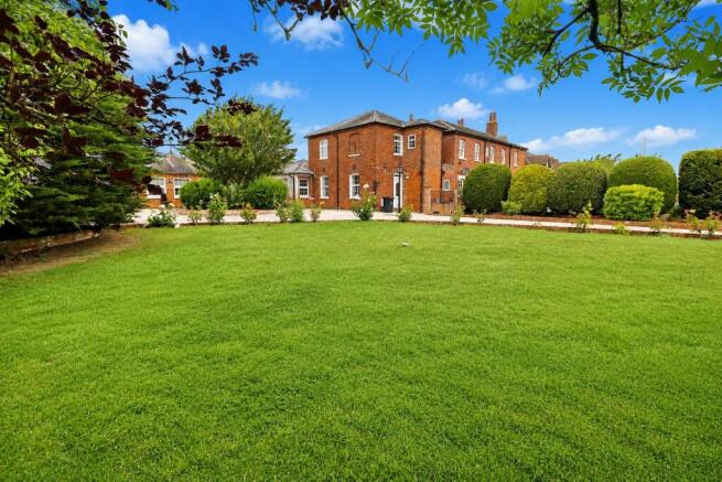 4 bed property, in Maldon Road, £650,000