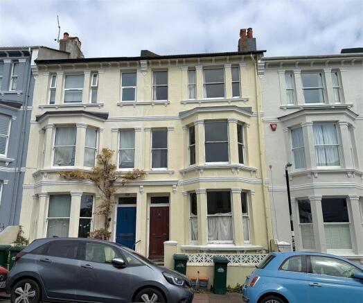 5 bed property, in Roundhill Crescent, £625,000