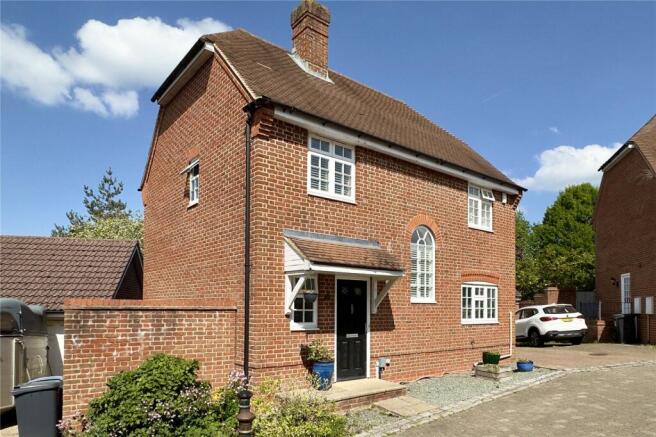 4 bed property, in Lower Mount Street, £600,000