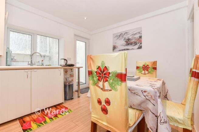 2 bed property, in East Cliff, £180,000