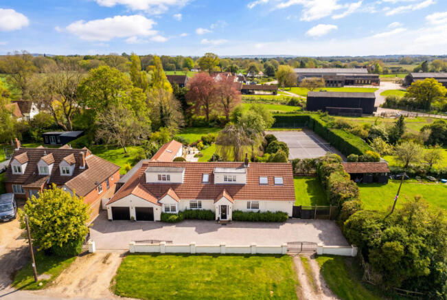 5 bed property, in Woodside Green, £1,385,000