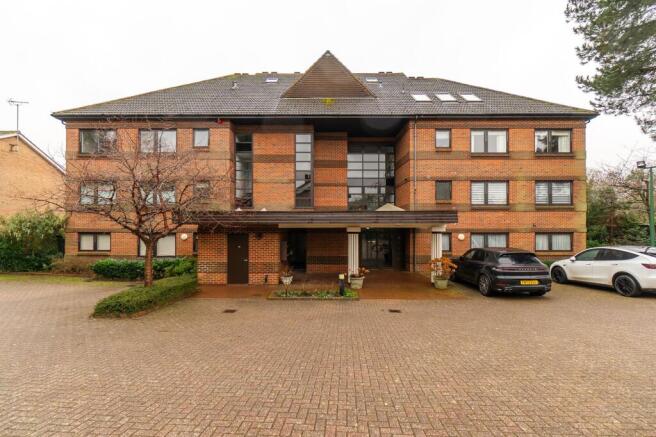 2 bed property, in Hawthorne Drive, £365,000
