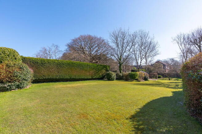 5 bed property, in Saxonwood Road, £775,000