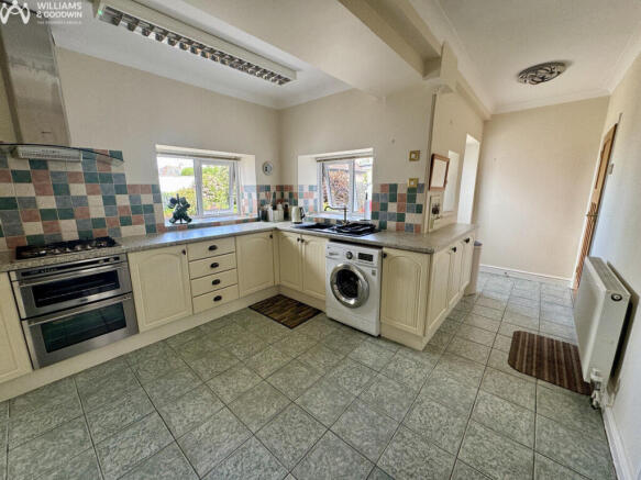 4 bed property, in Walthew Avenue, £375,000