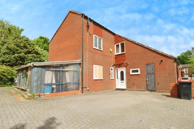 5 bed property, in Dinthill, £230,000