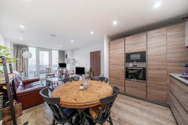 2 bed property, in Tooting High Street, £405,000