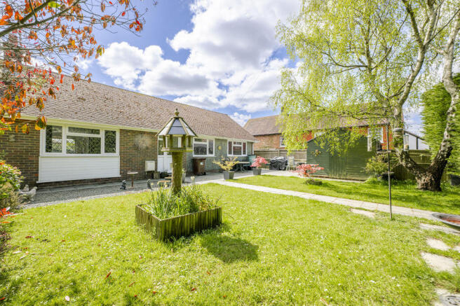 3 bed property, in Mutton Hall Hill, £375,000