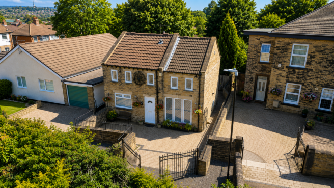 3 bed property, in The Coach House, £425,000