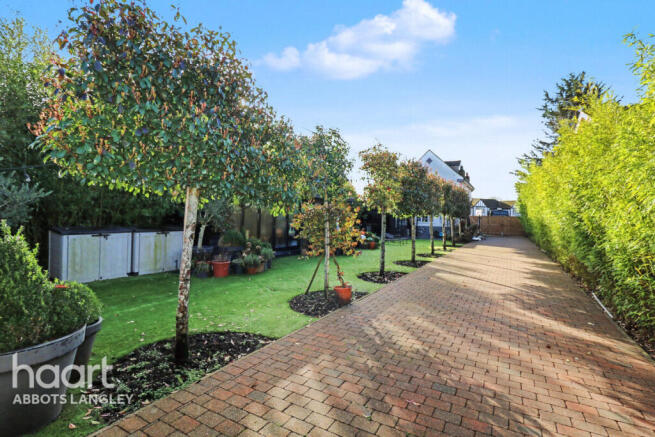 3 bed property, in Bucknalls Lane, £1,100,000