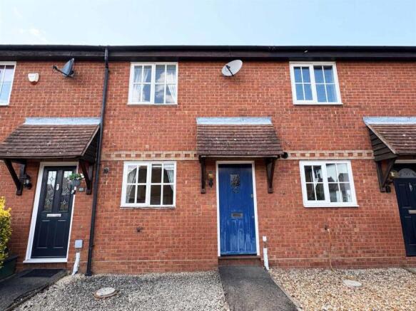 2 bed property, in Cusak Road, £325,000