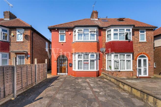 3 bed property, in Pennine Drive, £675,000