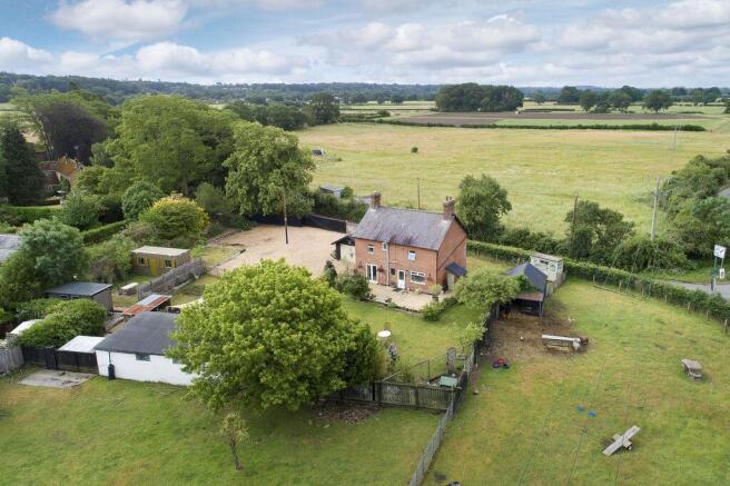 4 bed property, in Fordingbridge - Equestrian/Commercial, £850,000