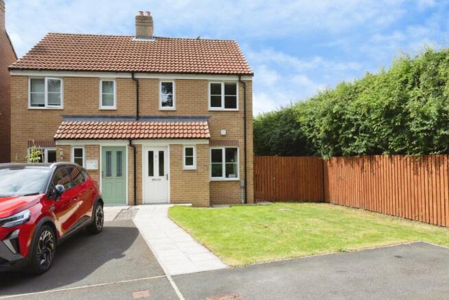 2 bed property, in Javelin Way, £190,000