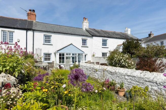 2 bed property, in The Row, £300,000